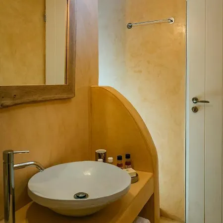 Flisvos Karavostasis (Folegandros)