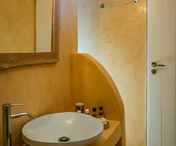 Flisvos Karavostasis (Folegandros)